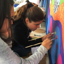 Colegialas pintando mural - Proyecto de secundaria “Contralores Juveniles”