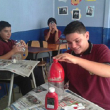 Estudiantes trabajando en actividades el Proyecto de secundaria “Contralores Juveniles”